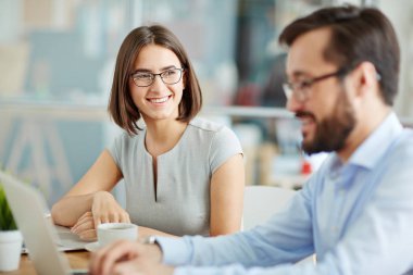 Genç iş kadını ofiste iş arkadaşı arıyorum