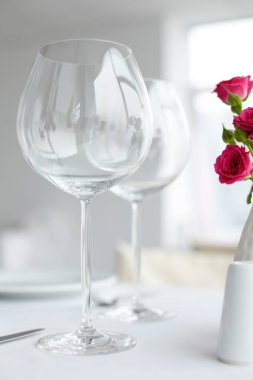 Masada iki ayaklı büyük kadehler 