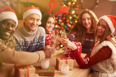 Noel Kutlamaları şampanya ile mutlu arkadaşlar 