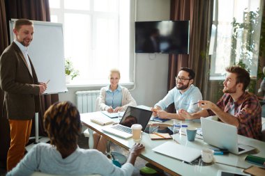 Finans yöneticileri yeni proje tartışıyor