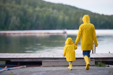 Aile içinde göle gidiş yağmurluklar 