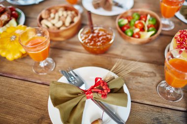 tabakta yemek masası dekore edilmiş 