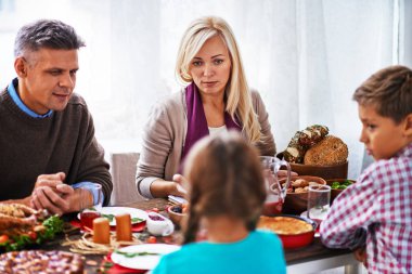 Şükran Günü yemeğinde sahip aile 