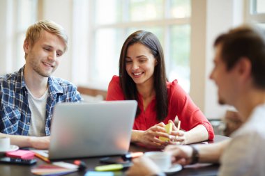 Gençler grup arkadaşları tarafından görüntülü sohbet söz