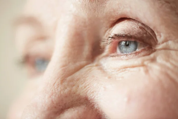 Olhos de mulher idosa — Fotografia de Stock