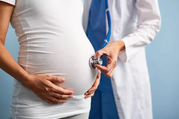 Behandeling van zwangere vrouw — Stockfoto