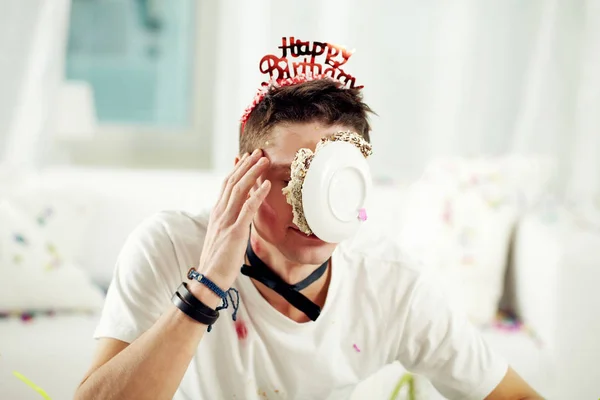 Homem com bolo no rosto no aniversário — Fotografia de Stock