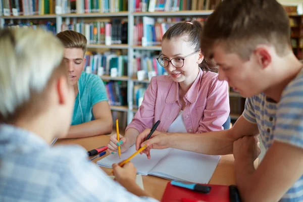 Estudiantes universitarios que trabajan en grupo — Foto de Stock