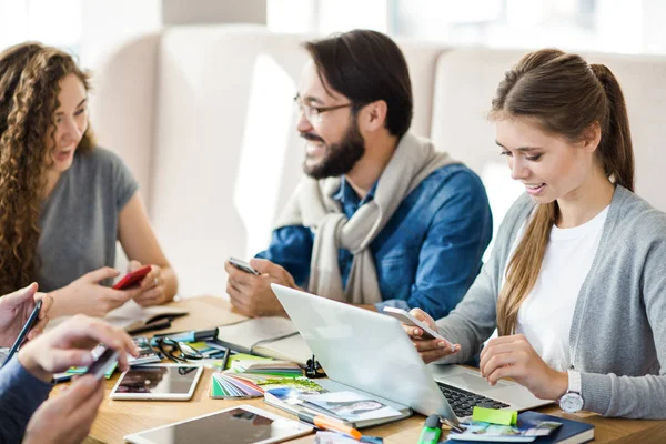 Designers que trabalham na reunião . — Fotografia de Stock