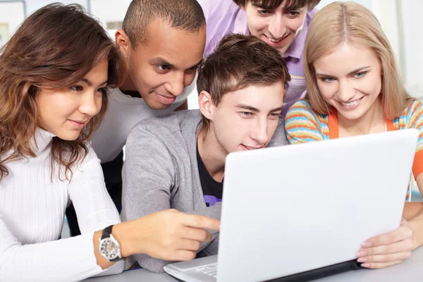 Cinque adolescenti assorbiti nel computer — Foto Stock