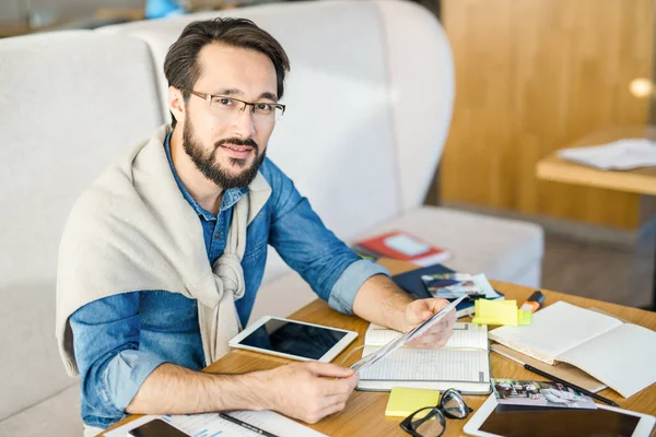 Jovem funcionário analisando dados — Fotografia de Stock