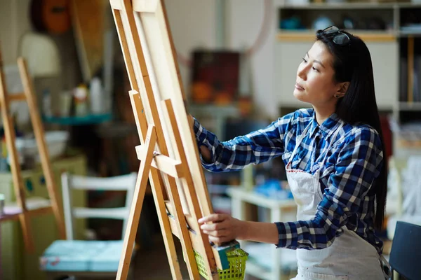 美術学校で絵を学ぶ少女 — ストック写真