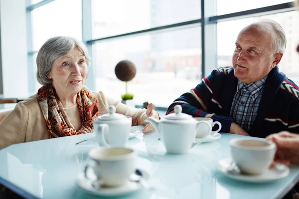 Seniorenpaar macht Rast im Café — Stockfoto