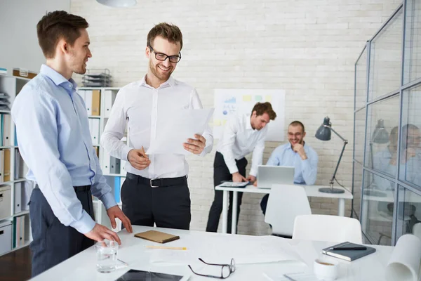 Compañeros exitosos discutiendo nuevo proyecto — Foto de Stock