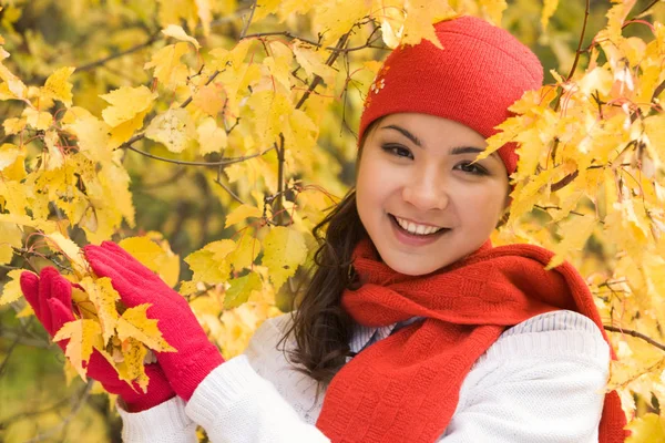 Mujer de pie cerca de árbol otoñal — Foto de Stock