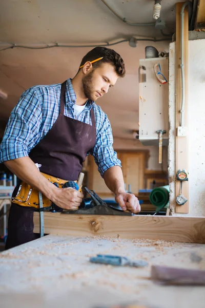 Unga manliga woodworker — Stockfoto