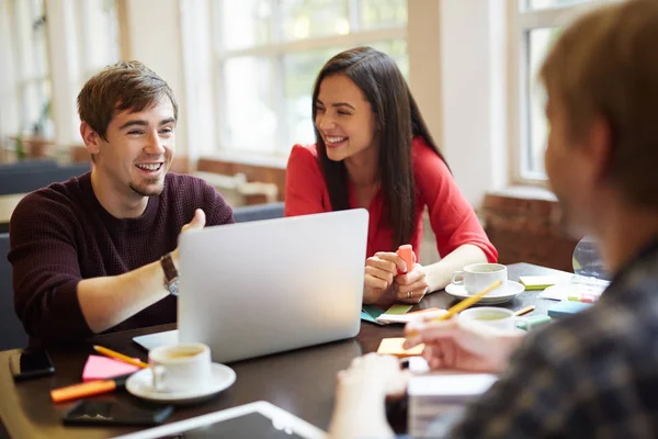 Amigos brainstorming e compartilhamento de ideias no café — Fotografia de Stock