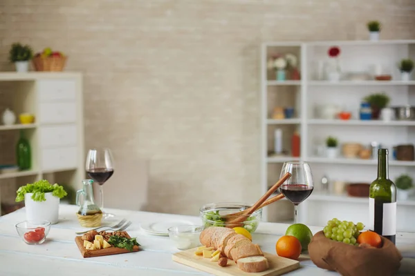 Sommige snack en rode wijn op tafel — Stockfoto