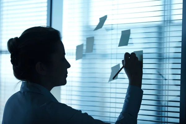 Mujer de negocios haciendo recordatorio de negocios — Foto de Stock