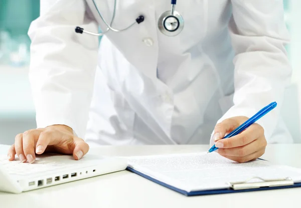 Mani del medico con una penna — Foto Stock