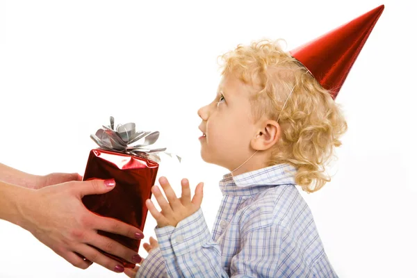 Manos estirando regalo a niño —  Fotos de Stock