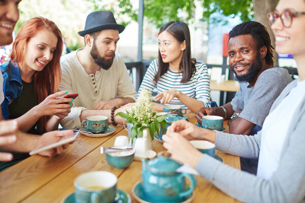 группа друзей в кафе 