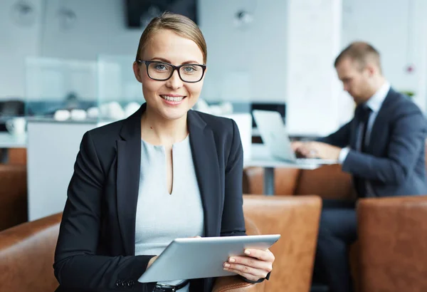 Donna d'affari sorridente utilizzando tablet digitale — Foto Stock