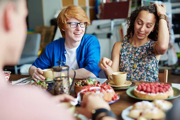 Amigos cenando junto a la mesa festiva — Foto de Stock