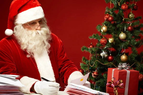 Santa claus reading letters — Stock Photo, Image