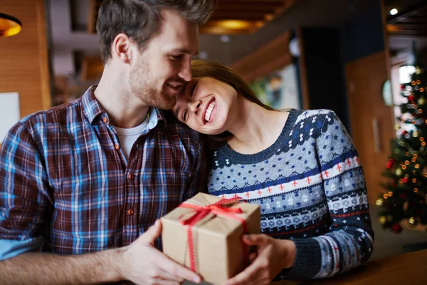 Happy girl with boyfriend sitting in cafe — Stock Photo, Image