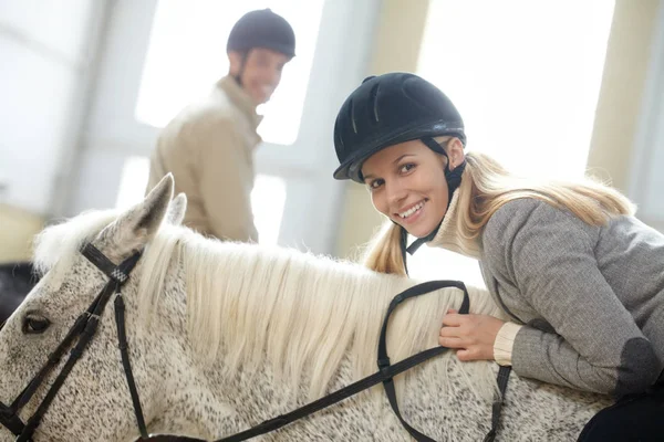 馬に乗って座っている女性 — ストック写真