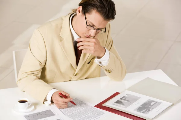 Thinking businessman reading — Stock Photo, Image