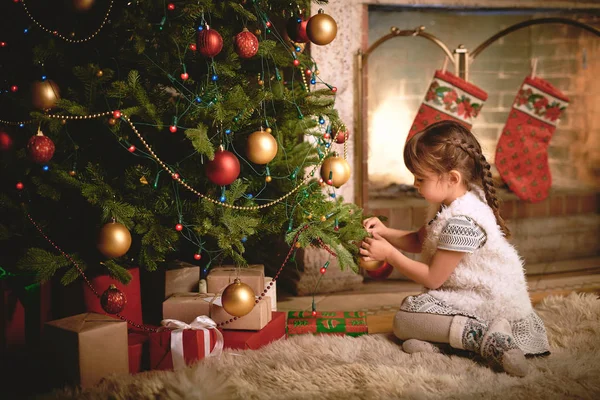 Kind schmückt Weihnachtsbaum mit Blasen — Stockfoto