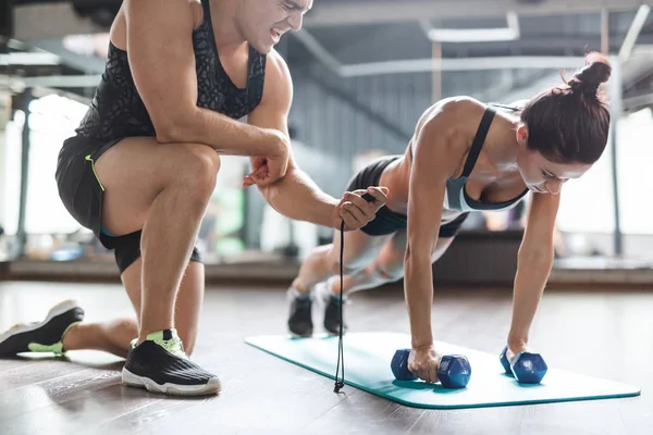 Vrouw trainen met halters op mat — Stockfoto