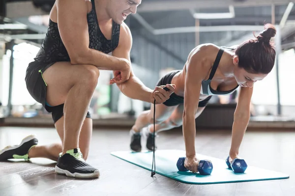 Mat dumbbells ile egzersiz kadın