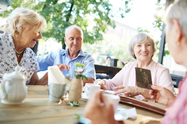 Hombre y mujeres mayores en la cafetería — Foto de Stock