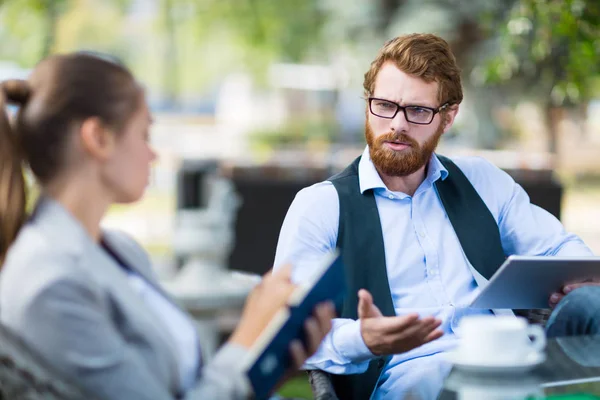 Ondernemer consulting jonge vrouw — Stockfoto