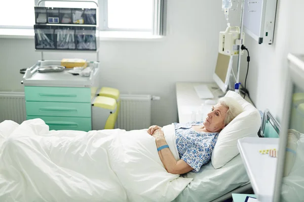 Senior woman in hospital — Stock Photo, Image