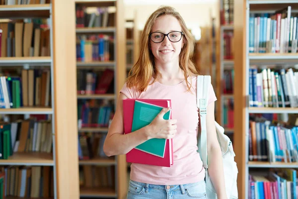 Meisje in college library — Stockfoto
