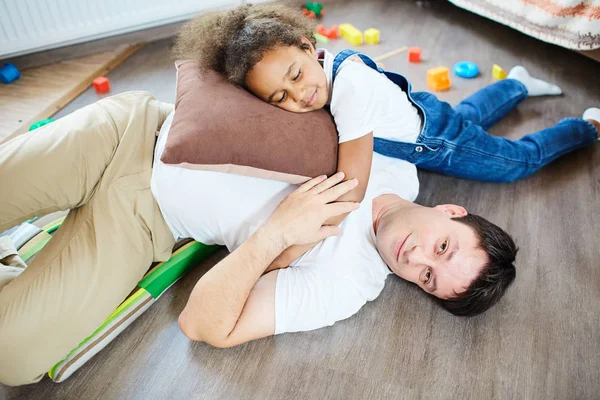 Padre e hija jugando en el suelo — Foto de Stock