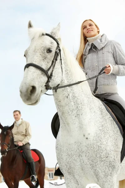 Hombre y una mujer a caballo — Foto de Stock