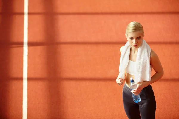 Fille prendre une pause dans la salle de gym — Photo