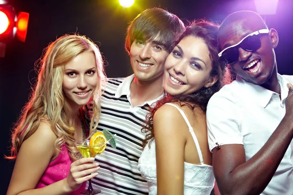 Amigos en el club mirando la cámara — Foto de Stock