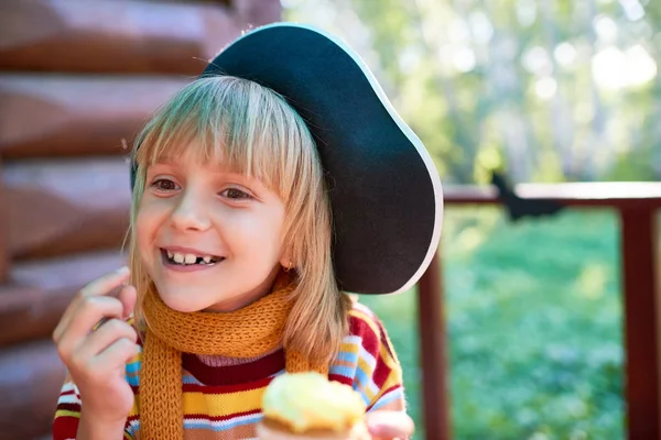 Korsan şapkalı küçük kız gülümseyerek — Stok fotoğraf