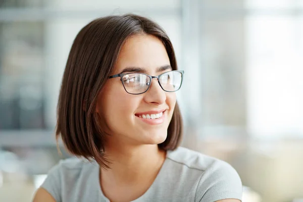 Молода щаслива жінка в окулярах — стокове фото