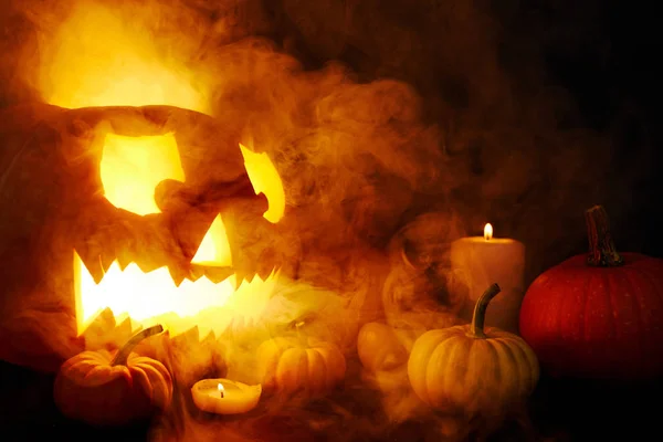 Halloween tök gyertyát a füst — Stock Fotó