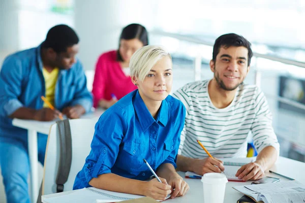 Studenti che frequentano lezioni al college — Foto Stock