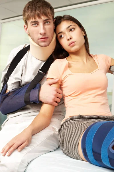 Couple with fractures at hospital — Stock Photo, Image