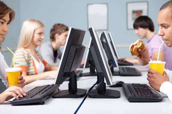 Étudiants assis devant des ordinateurs — Photo