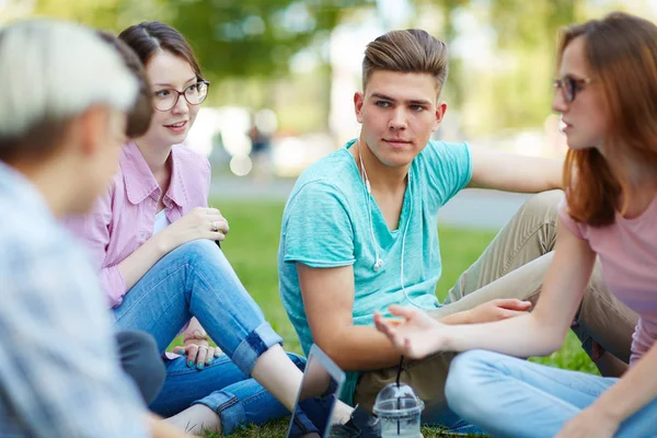 Group of students discussing homework — Stock Photo, Image